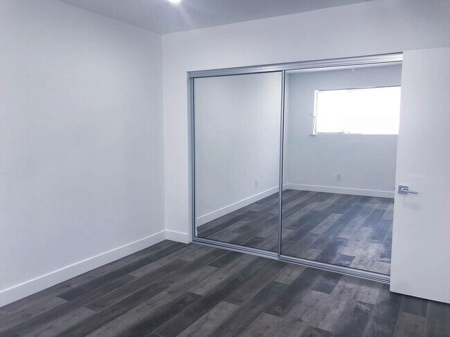 Building Photo - 1333 W 36th Pl