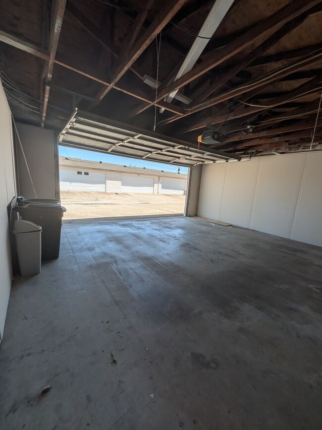 Building Photo - 976 Sunmeadow Dr