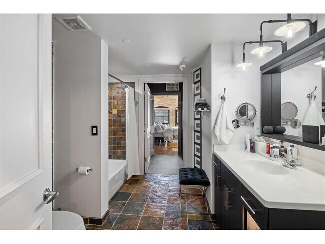 Building Photo - 404 N Washington Ave