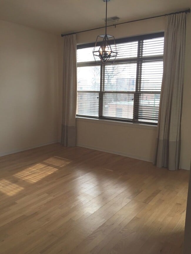 Building Photo - 2935 N Clybourn Ave