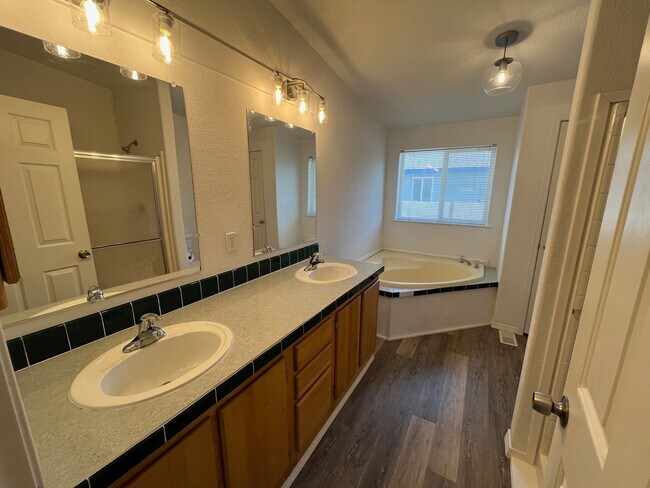 Building Photo - 1404 River Run Ln