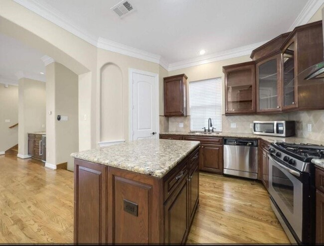 Building Photo - 2736 Cortlandt St