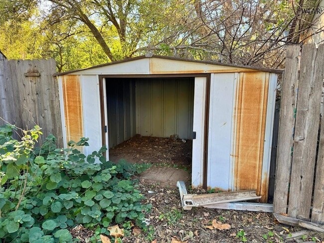 Building Photo - 704 Reagan St