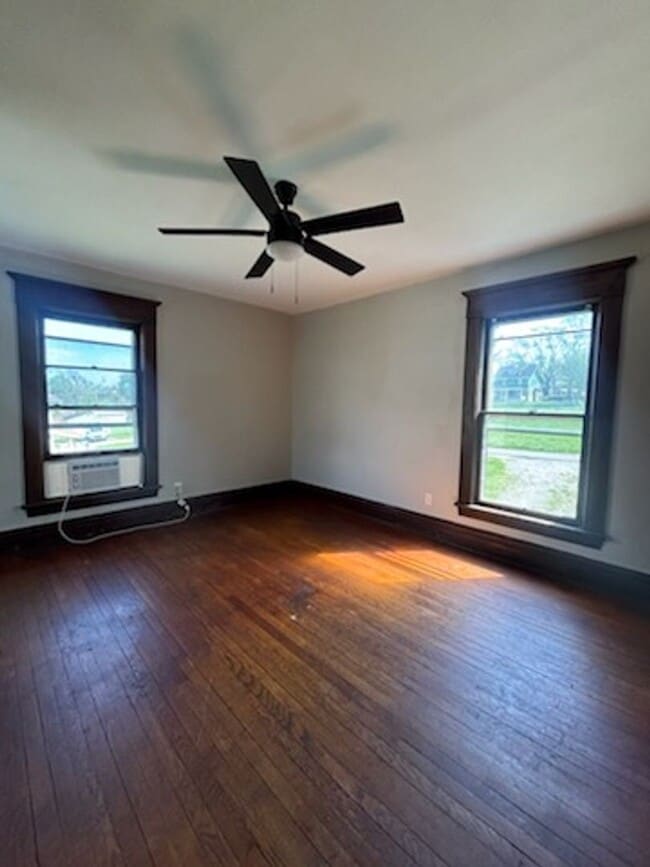 Building Photo - 515 Wallis Ave