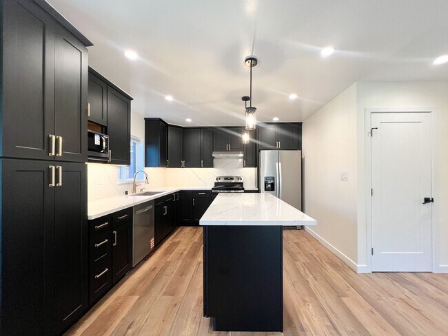 Building Photo - 174 Chelsea Ave