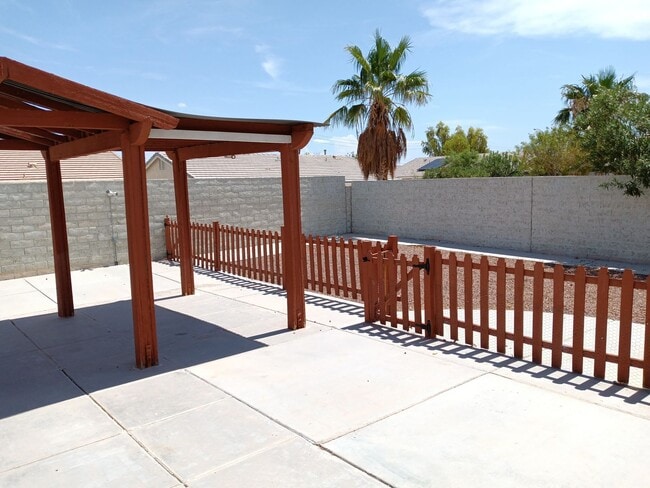 Building Photo - Adorable Single Story 3/2/2 car Ready Now