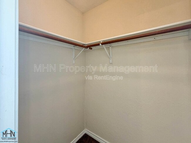 Building Photo - 1307 Adobe Run