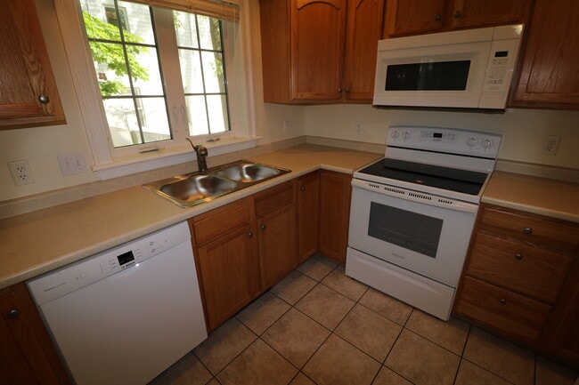 Building Photo - 38 Storer St