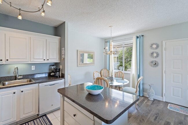 Building Photo - 353 S US Hwy 1