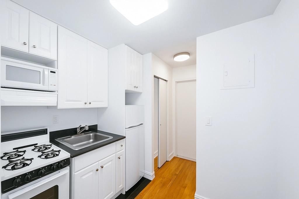 Building Photo - 156 E 83rd St