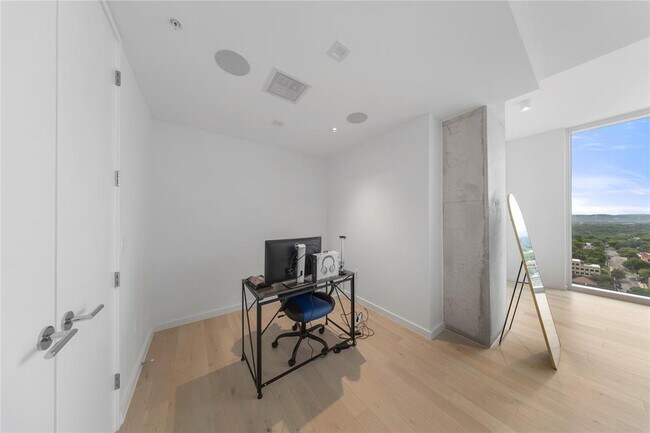 Building Photo - 313 W 17th St