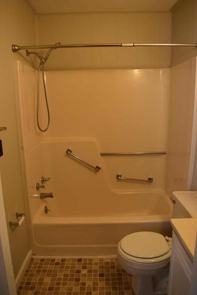 Building Photo - 1006 Red Bird Rd