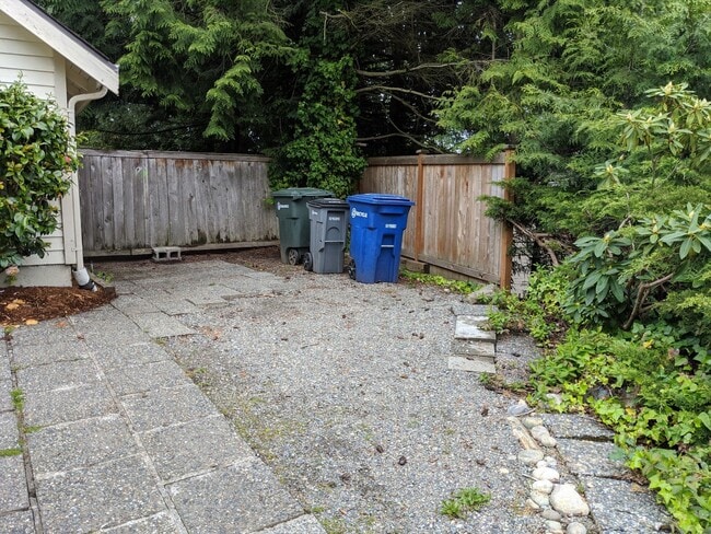 Building Photo - Bothell. Woodinville. Snohomish County. Ga...