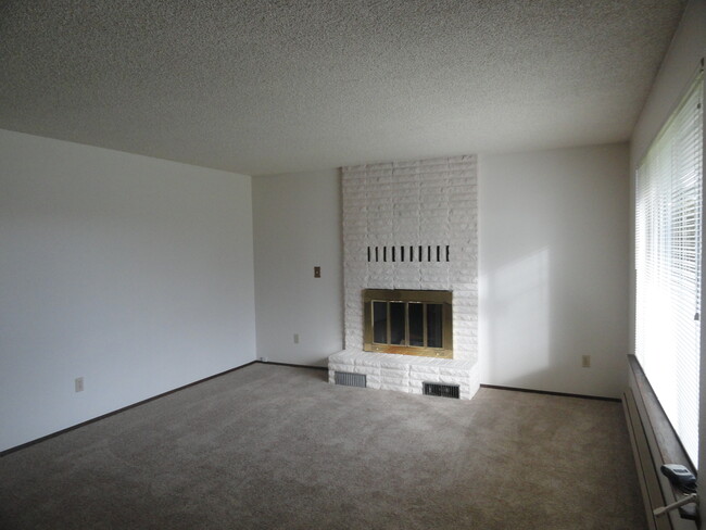 Building Photo - Very Nice 3 Bedroom 1 3/4 Bath Rambler in ...