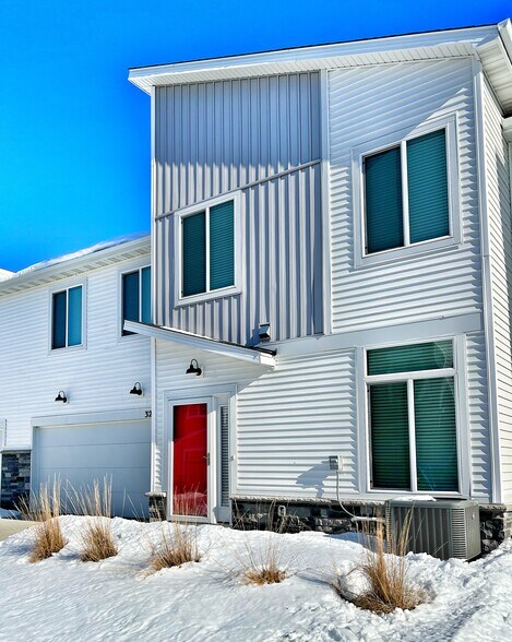 Building Photo - 327 NE Otter Dr