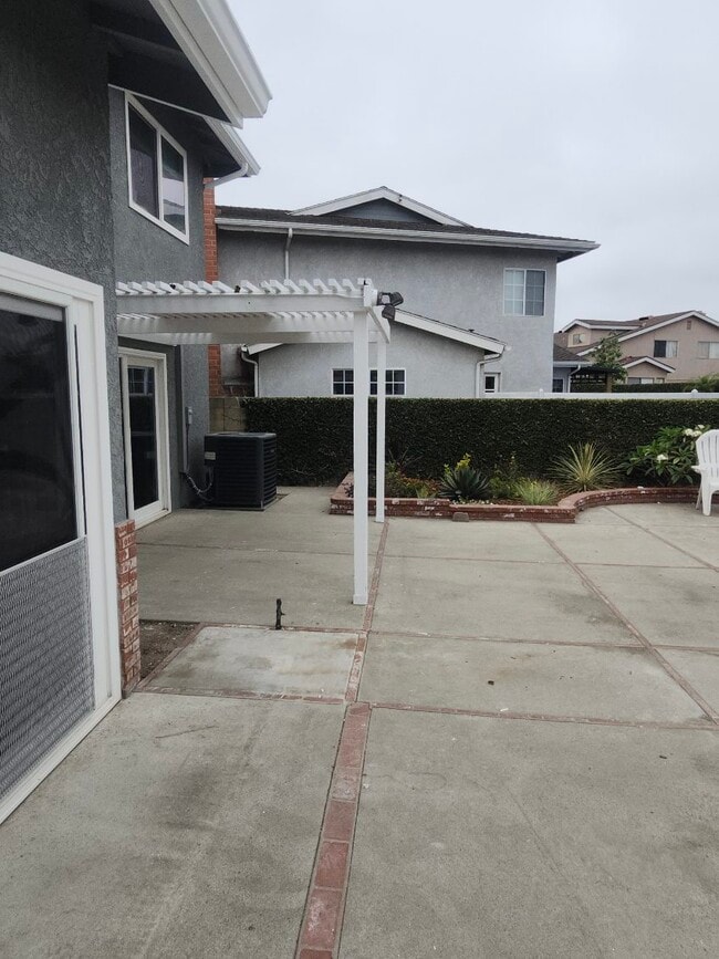 Building Photo - 4565 Almond Ave