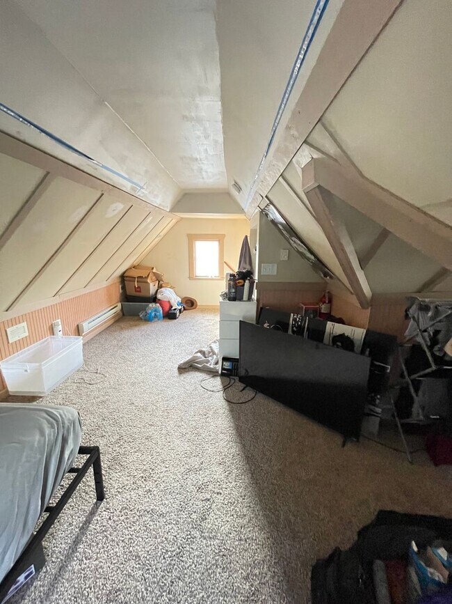 Building Photo - AVAILABLE JUNE 1st - 5 Bed, 2 Bath Home w/ Huge Enclosed Porch!