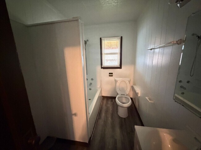 Building Photo - 305 Rosewood- Kelso, WA