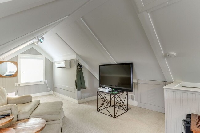 Building Photo - Adorable Inside the Beltline bungalow with lots of charm!