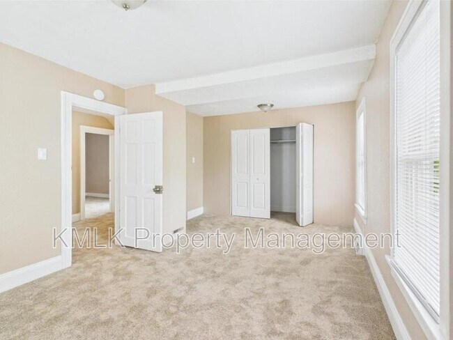 Building Photo - 84 E Mapledale Ave