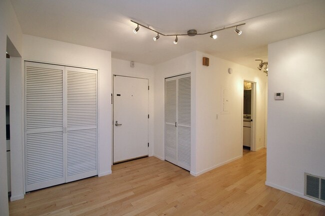 Building Photo - 1710 S Harbor Way