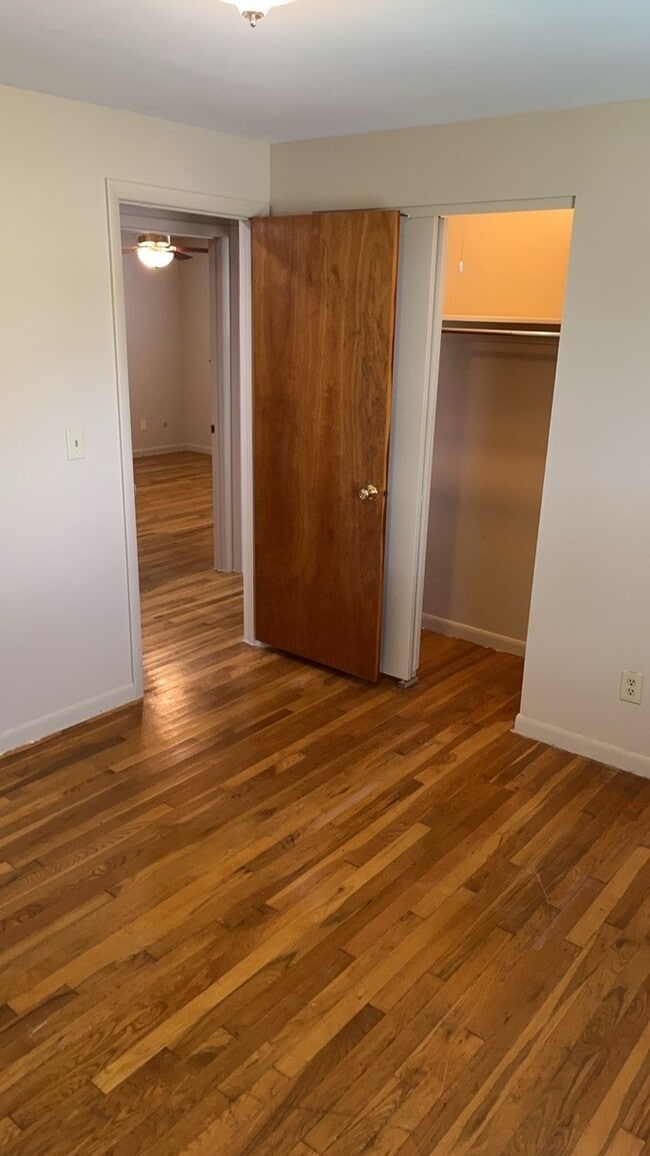 Building Photo - 811 Kenbrook Dr