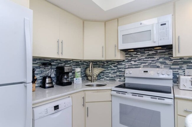 Building Photo - 1102 N Lumina Ave