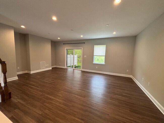 Building Photo - Beautiful Townhome in Washington! - 3 Bedroom