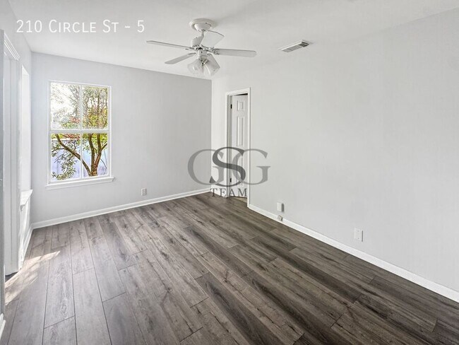 Building Photo - 210 Circle St