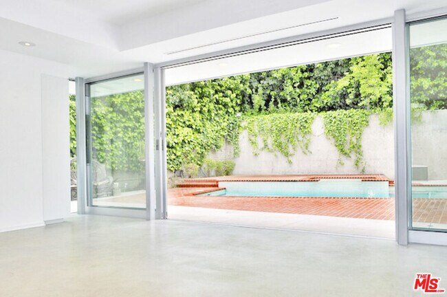 Building Photo - 4031 Hollyline Ave