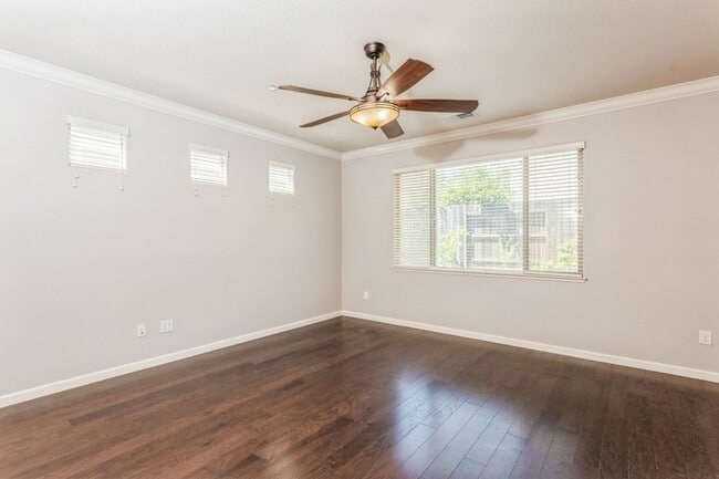 Building Photo - Gorgeous Roseville Home in Gated Community!