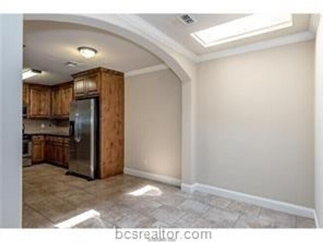 Building Photo - Updated 4 Bed, 2 Bath with Spacious Rooms!