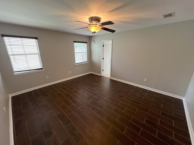 Building Photo - Charming updated 3 bedroom, 2 bath home in...