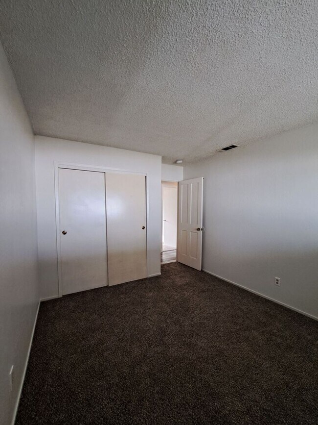 Building Photo - Single-Level Clovis Home with 3 Bedrooms, ...