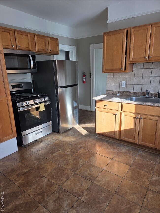 Building Photo - 18 Davis St