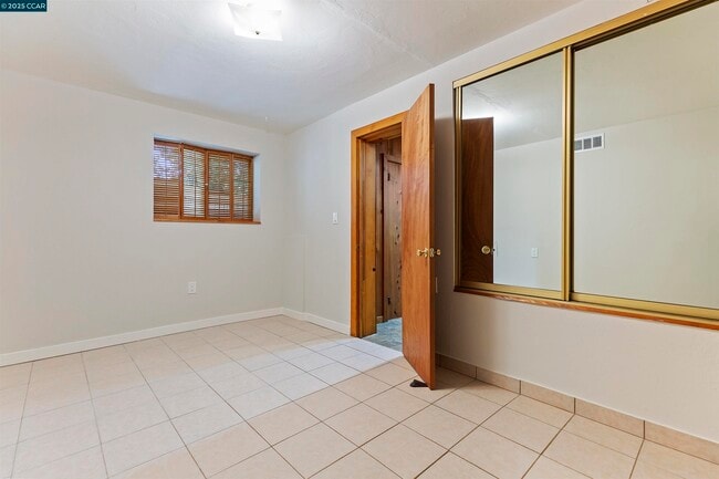 Building Photo - 15 Los Amigos Ct