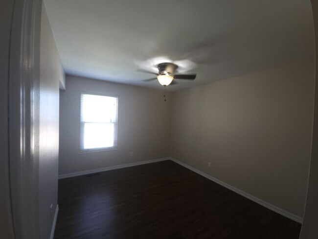 Building Photo - 3 bedroom 3 bathroom house with lots of extras