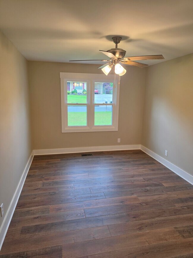 Building Photo - 3 Bedroom, 2 Bath home.