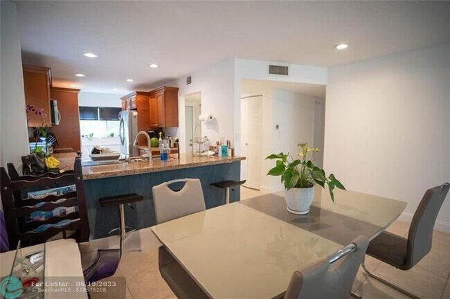 Building Photo - 8421 Lagos De Campo Blvd