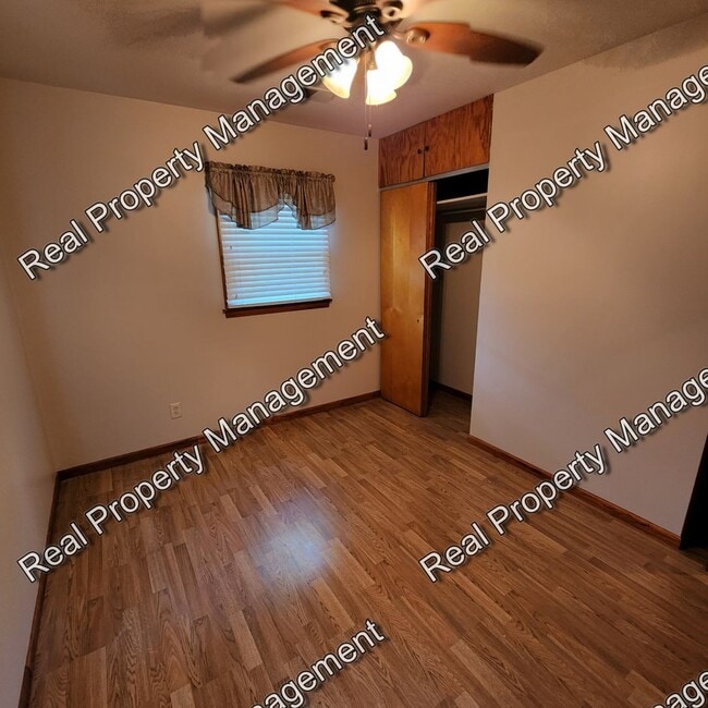 Building Photo - Three Bed Hobart Ranch