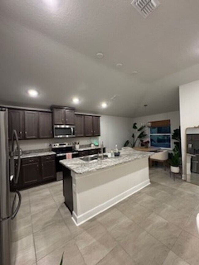 Building Photo - Beautiful 3/2/2 in Sawmill creek community! Lawn care included, water view, community pool...