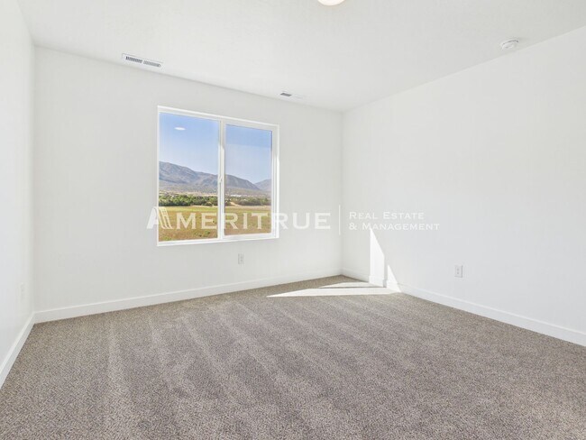 Building Photo - 1868 E 640 N