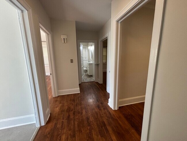 Building Photo - 2 Bedroom charming bungalow in desirable Oakhurst