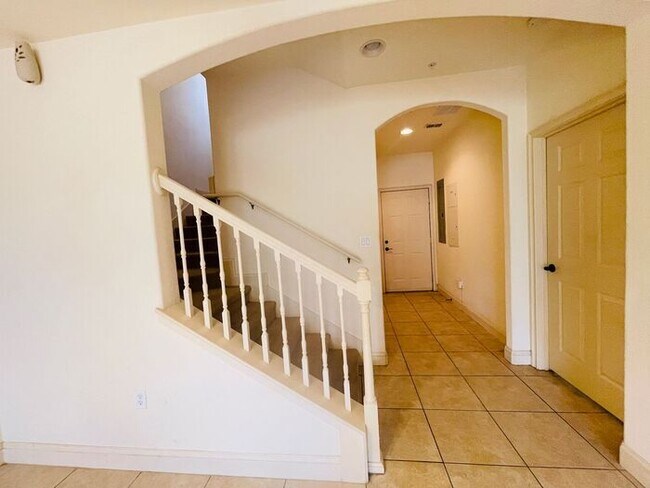 Building Photo - Spacious Two-Story Townhome-Bella Vista-2646 Bella Vista Dr Davenport FL 33897