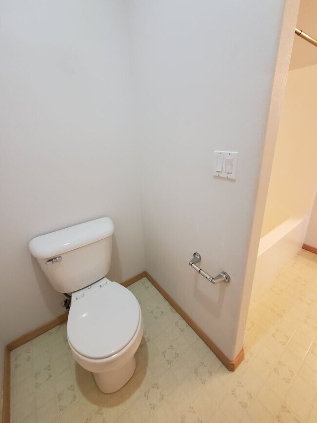 Building Photo - Beautiful South Richland 3-Bedroom Rambler with Open Floor Plan & Spacious Primary Suite!