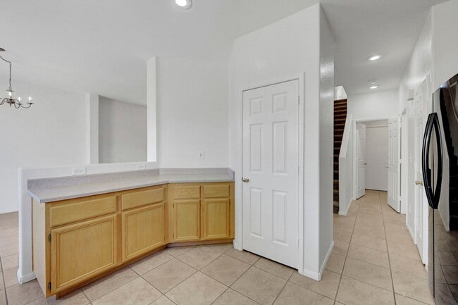 Building Photo - Adorable 2 story in the Northwest! Fresh paint and new carpet!