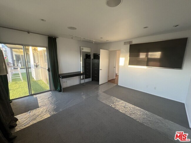 Building Photo - 949 Kings Rd