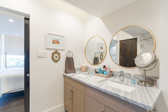 Building Photo - 2701 Westheimer Rd