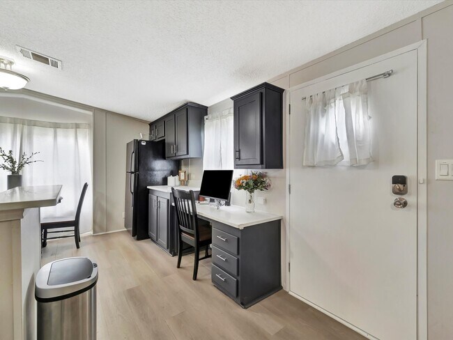 Building Photo - 506 Main St