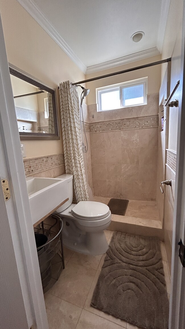 Full bathroom - 612 Knob Hill Ave